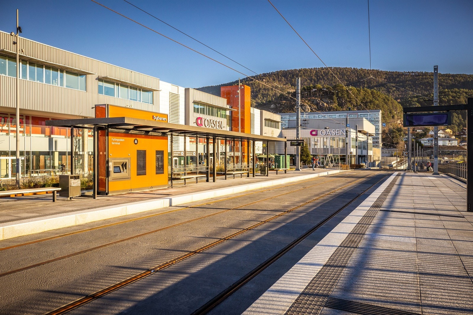Bybanen ved Oasen kjøpesenter er en kort spasertur unna leiligheten. Galleribilde