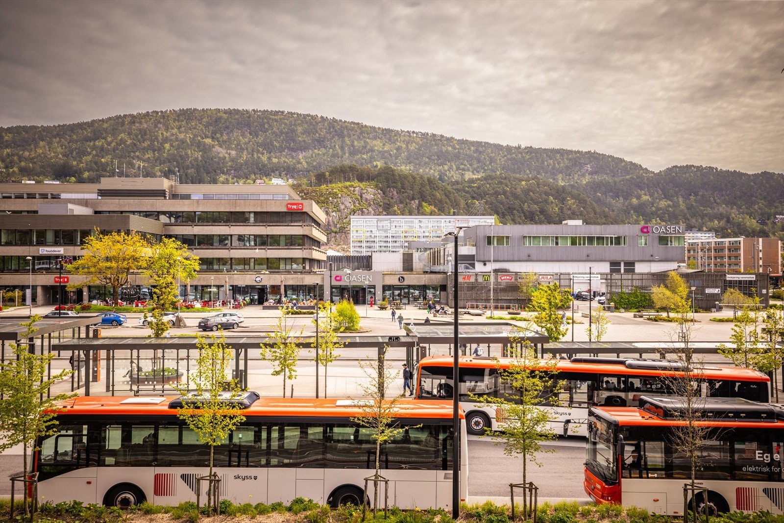 Dette er en praktisk bydel å bosette seg med og uten bil. Det går hyppige avganger med både buss & bybane. Galleribilde