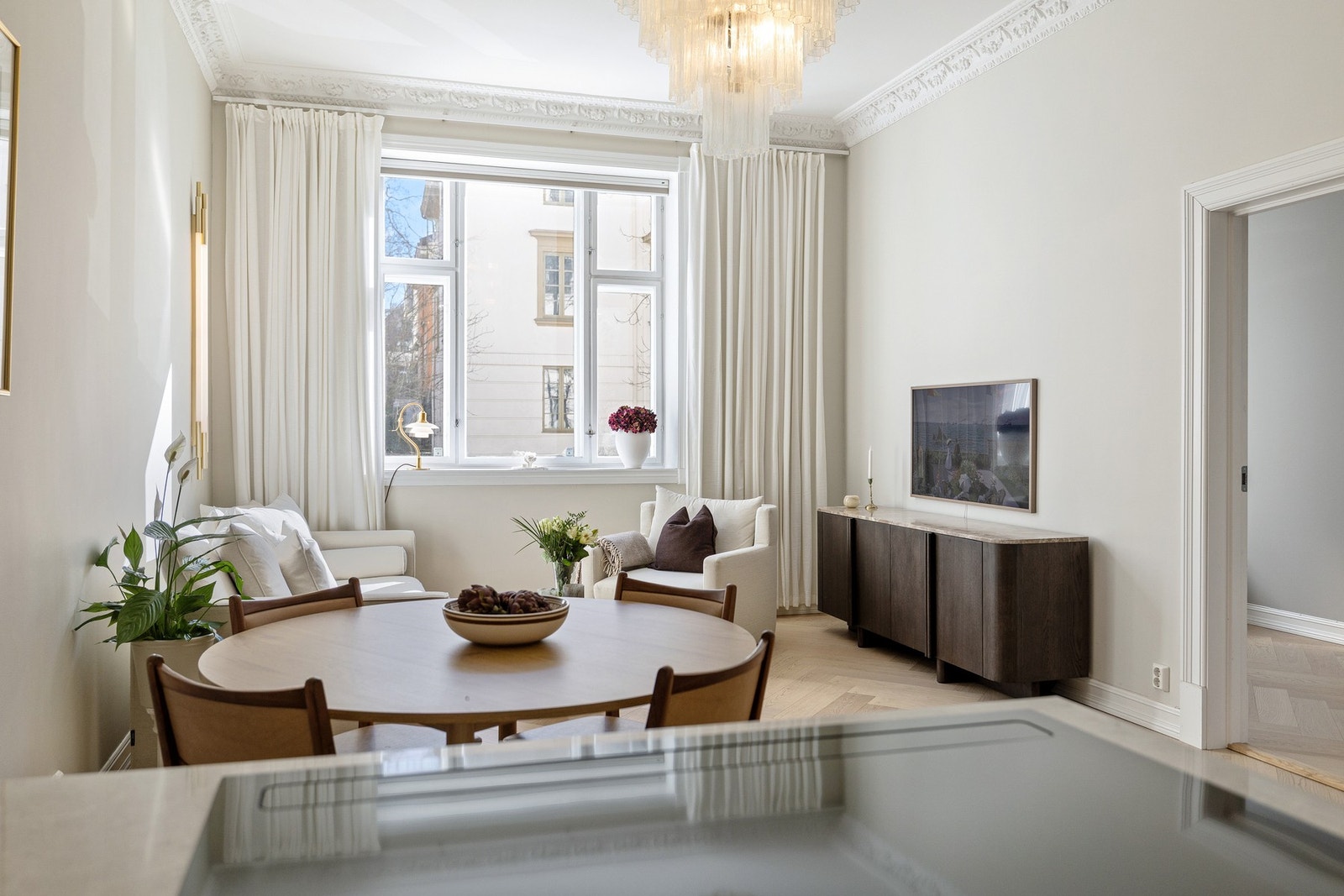 Brede lister i leiligheten som komplementerer det klassiske uttrykket. Galleribilde