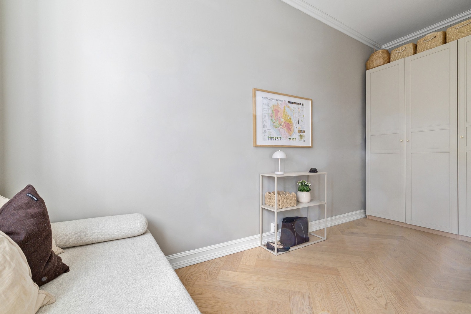 Rikelig med garderobeplass. Skap medfølger. Galleribilde