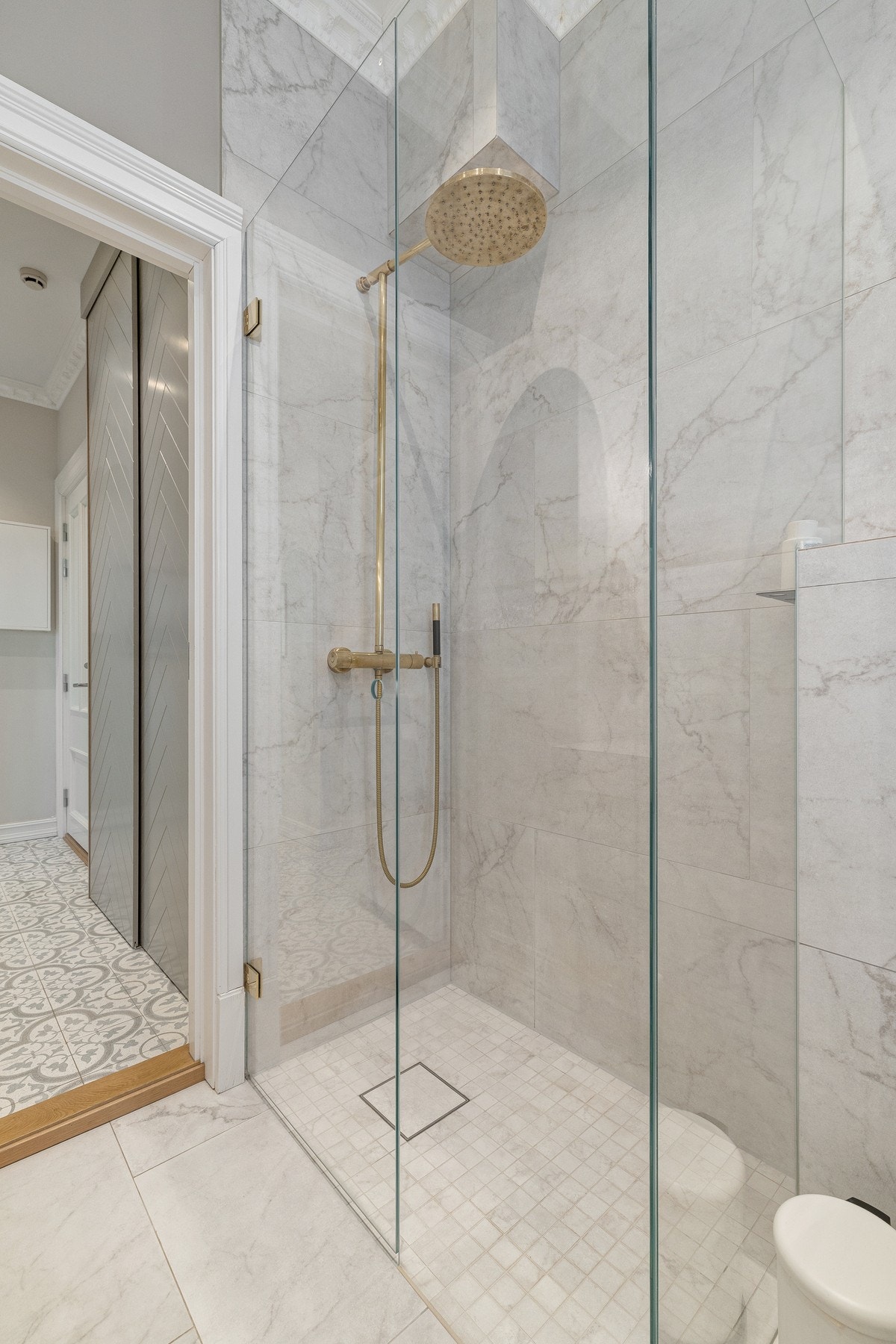 Waterfall- og hånddusj, tile-insert sluk og spesialbestilt glassdør fra glassmester. Her er ingenting overlatt til tilfeldighetene. Galleribilde