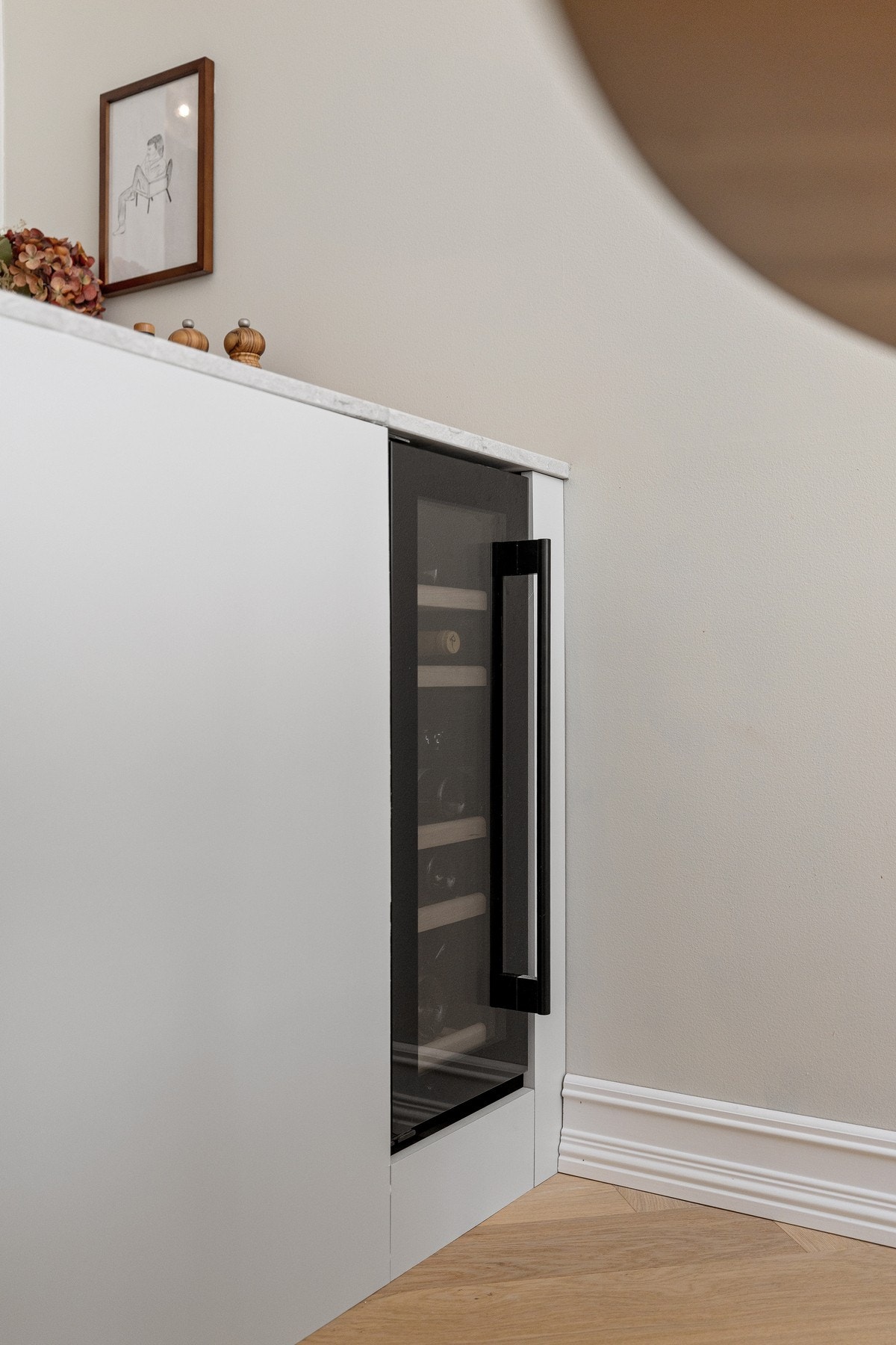 Integrert vinskap i kjøkkenøyen. Galleribilde