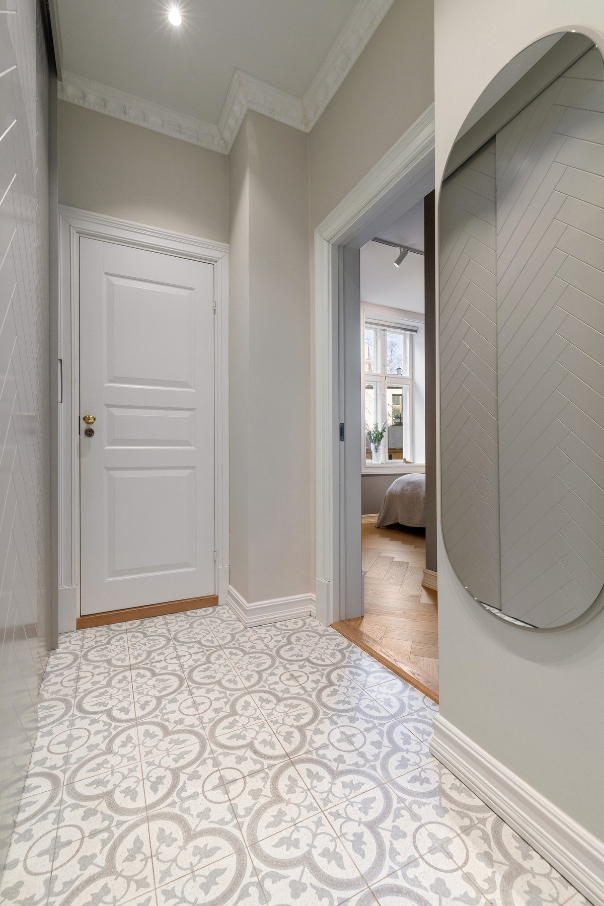 Historiske, vakre fliser som komplementerer det klassiske uttrykket. Det er varmekabler i entréen. Galleribilde