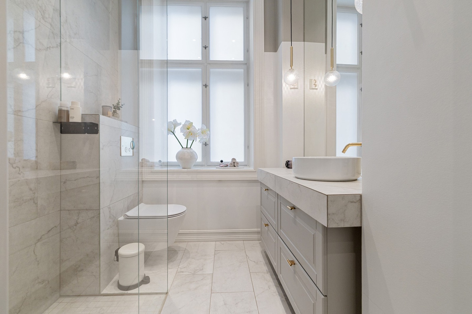 Nydelig baderom i klassisk stil fra 2021. Naturlig lysinnslipp fra vindu. Galleribilde