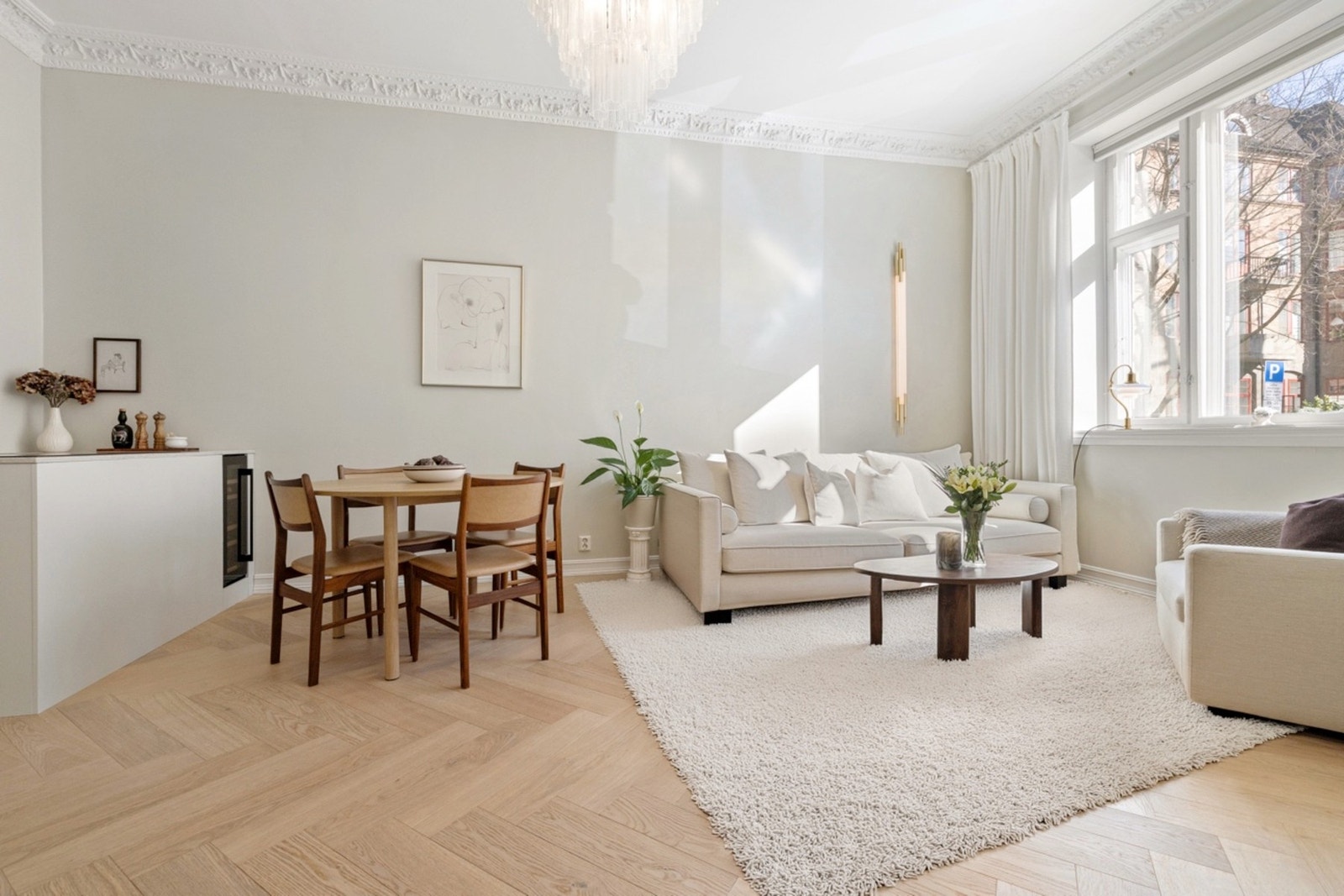 Klassiske detaljer som stukkatur og rosett. Galleribilde