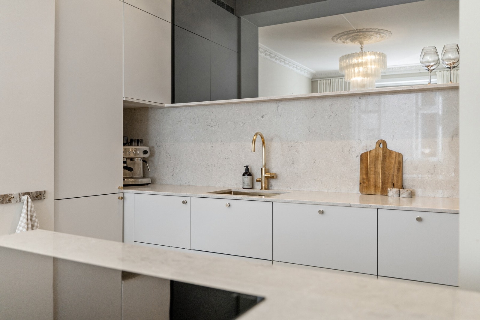 Hylle i kvartskompositt til glass med sotet speil over som gir en fantastisk romfølelse. Galleribilde