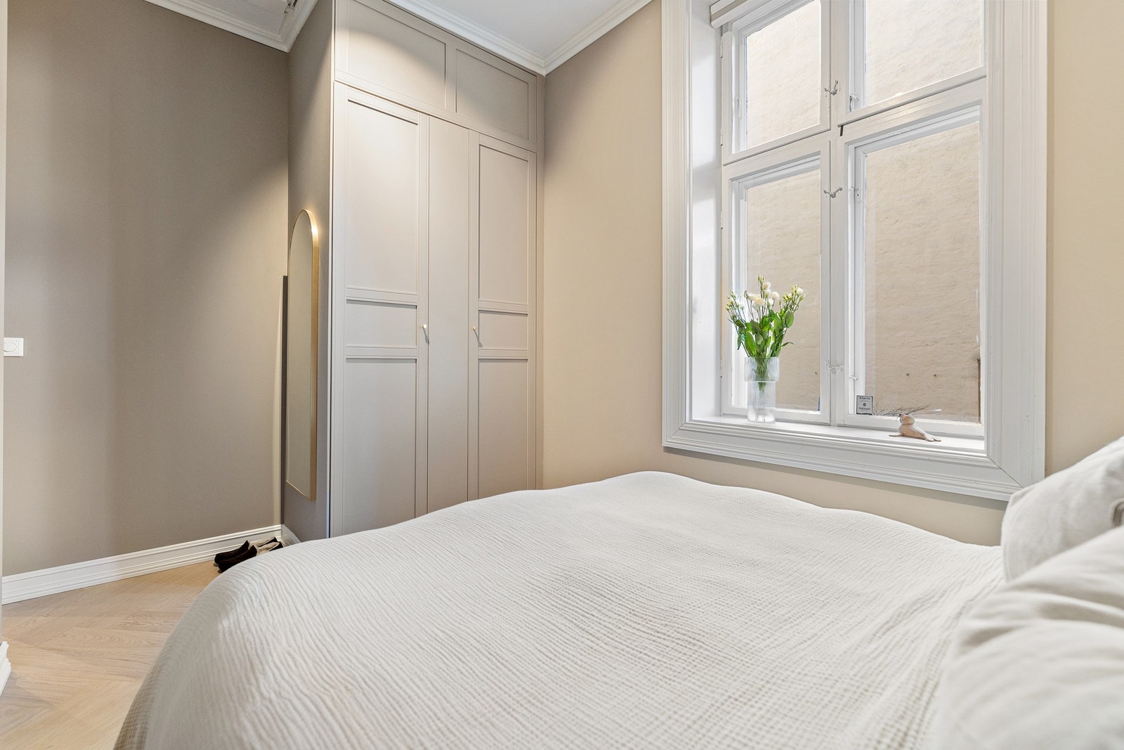 Spesialtilpasset garderobeskap som medfølger. Galleribilde