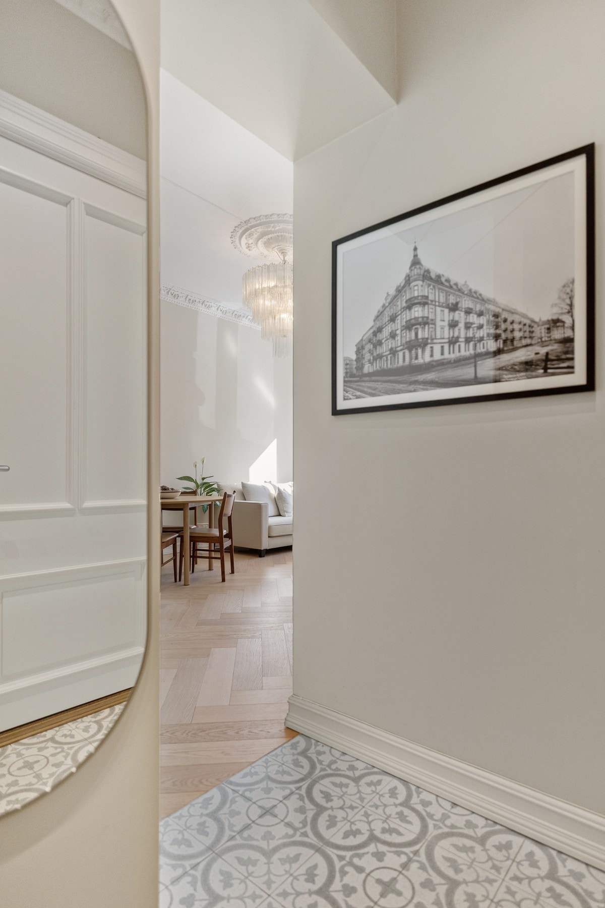 Terskelfri overgang mellom parkettgulv og fliser i entré. Galleribilde