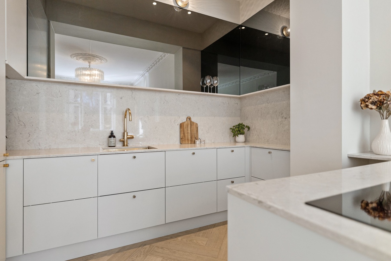 Påkostet benkeplate og backsplash i kvartskompositt fra Sigvartsen. Galleribilde