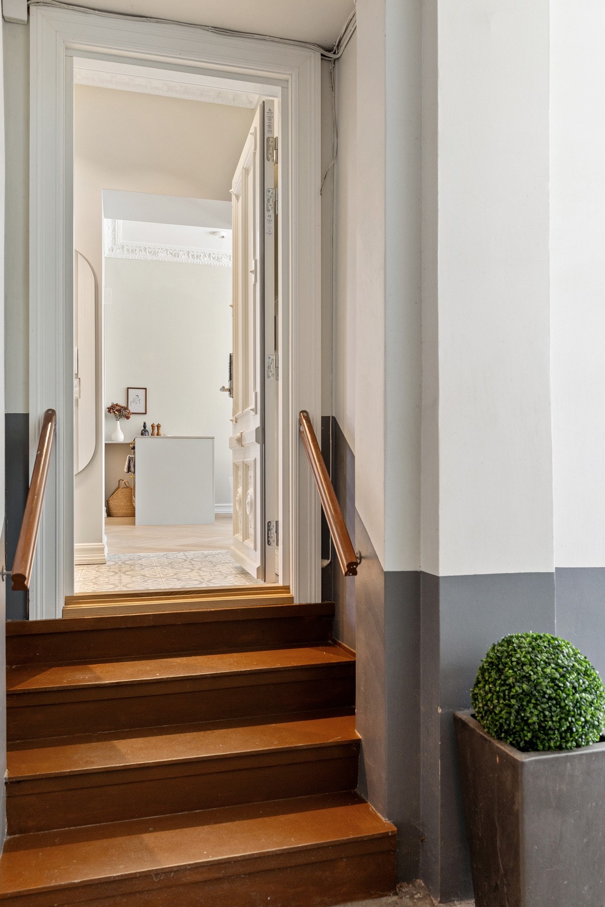 Egen inngang og ny inngangsdør i klassisk stil fra 2025 fra anerkjente Jømna Brug. Galleribilde