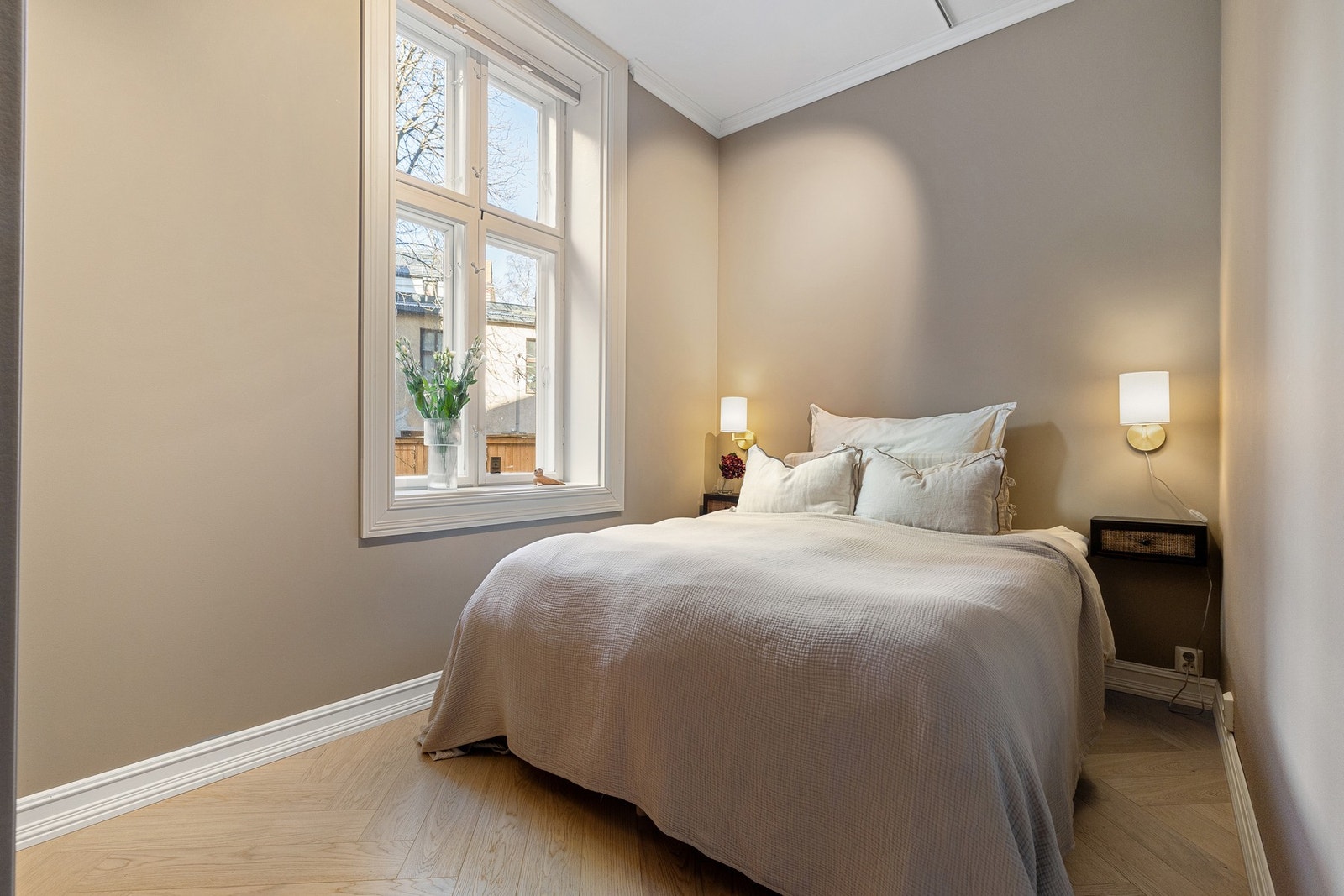 Plass til dobbeltseng med nattbord på begge sider. Galleribilde