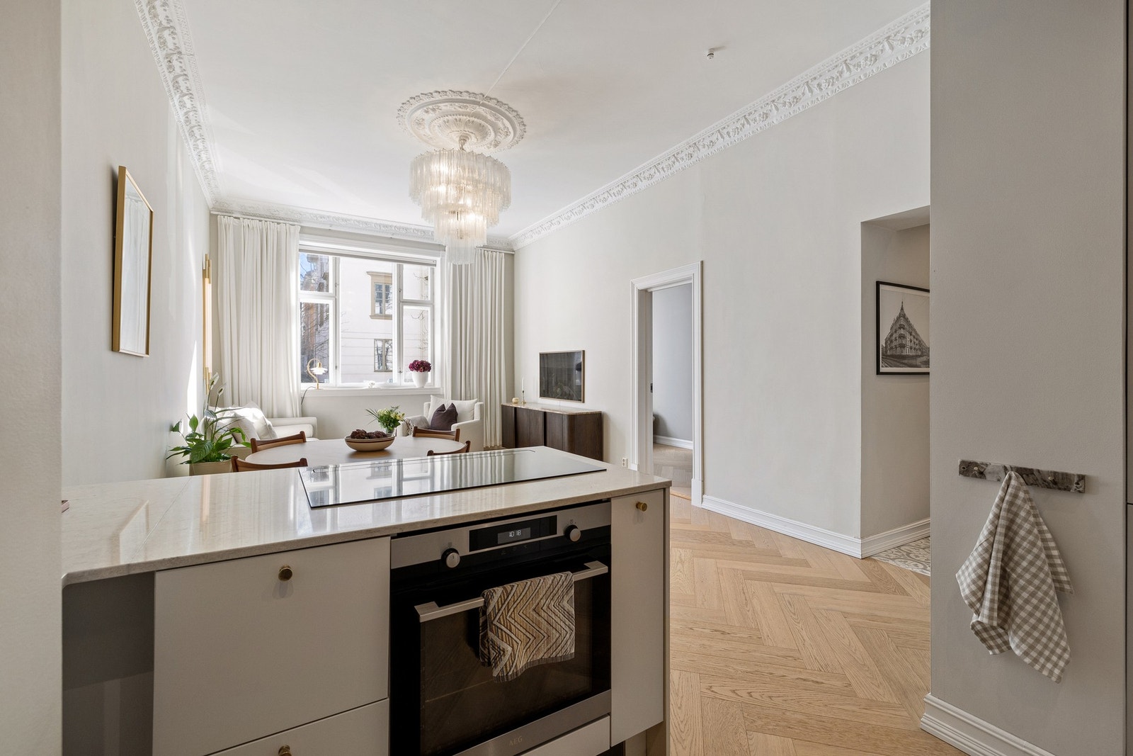 Kjøkkenøy med platetopp og stekeovn. Perfekt for å matlaging mens du har gjester. Galleribilde