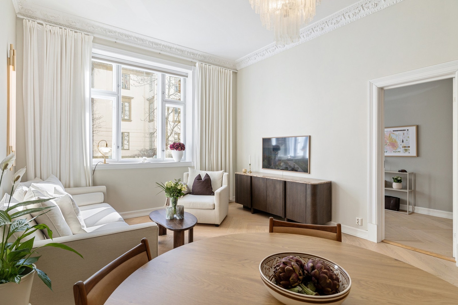 Stuen er malt i delikat og lun fargetone. Galleribilde