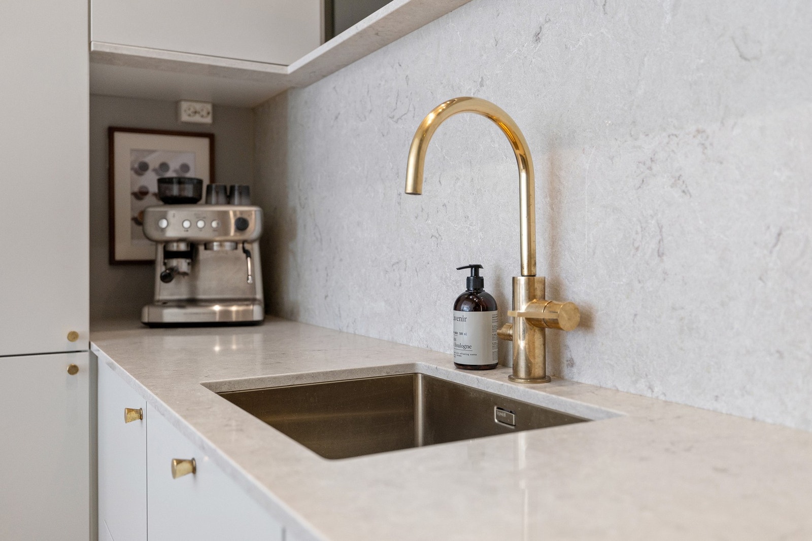 Underlimt kum og egen nisje til kaffemaskinen. Galleribilde