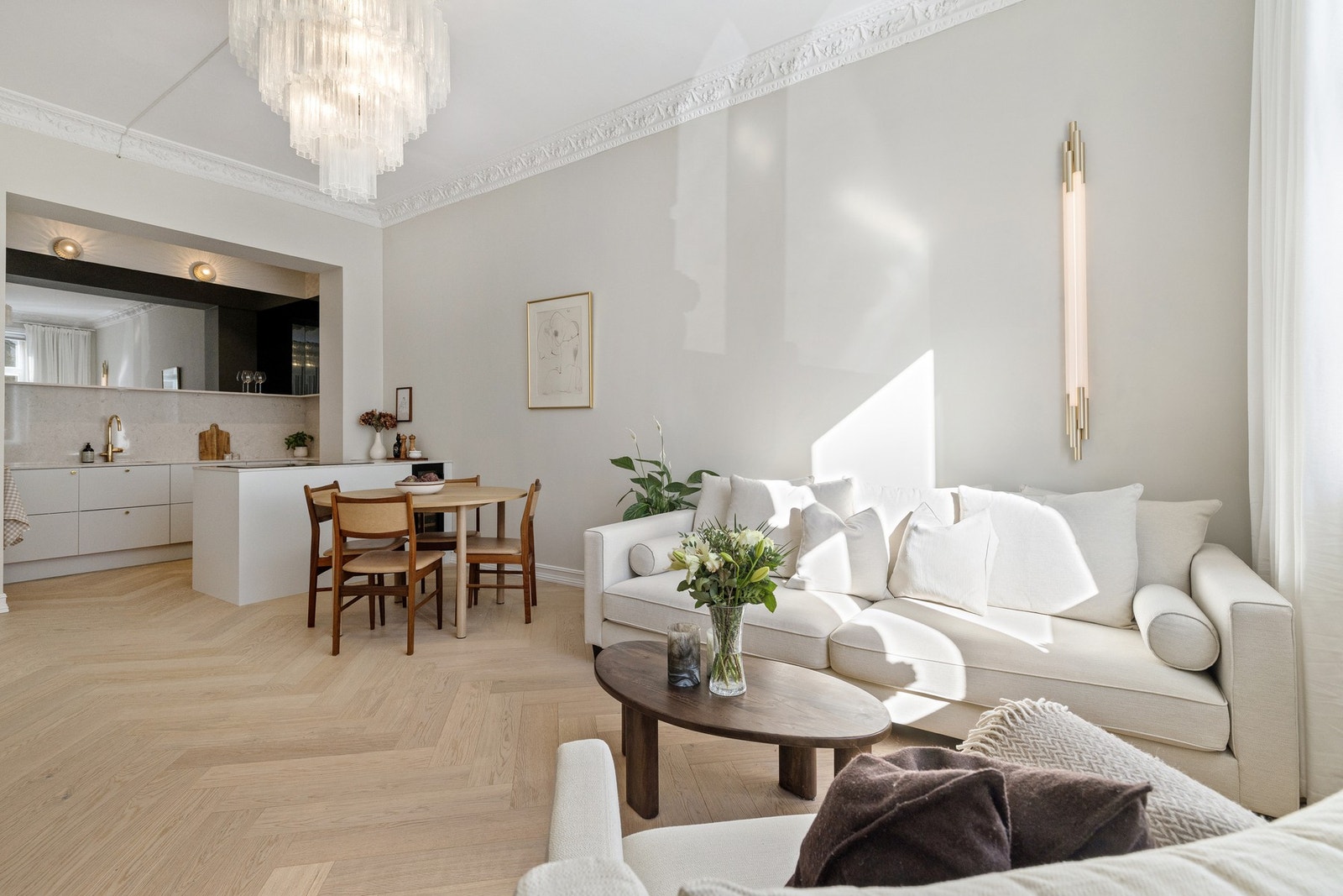 Svært sosial planløsning med åpen stue / kjøkken løsning. Galleribilde