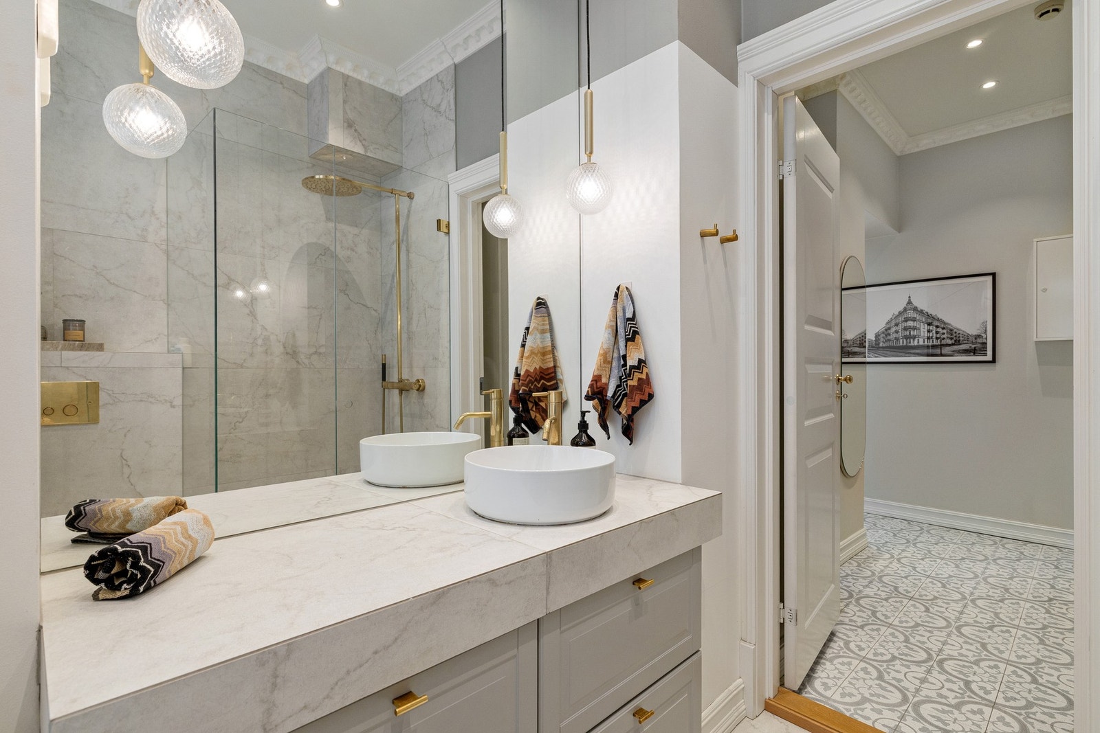 Masse benkeplass på badet med plass til kremer, sminke, m.m. Doble skuffer under servant. Galleribilde