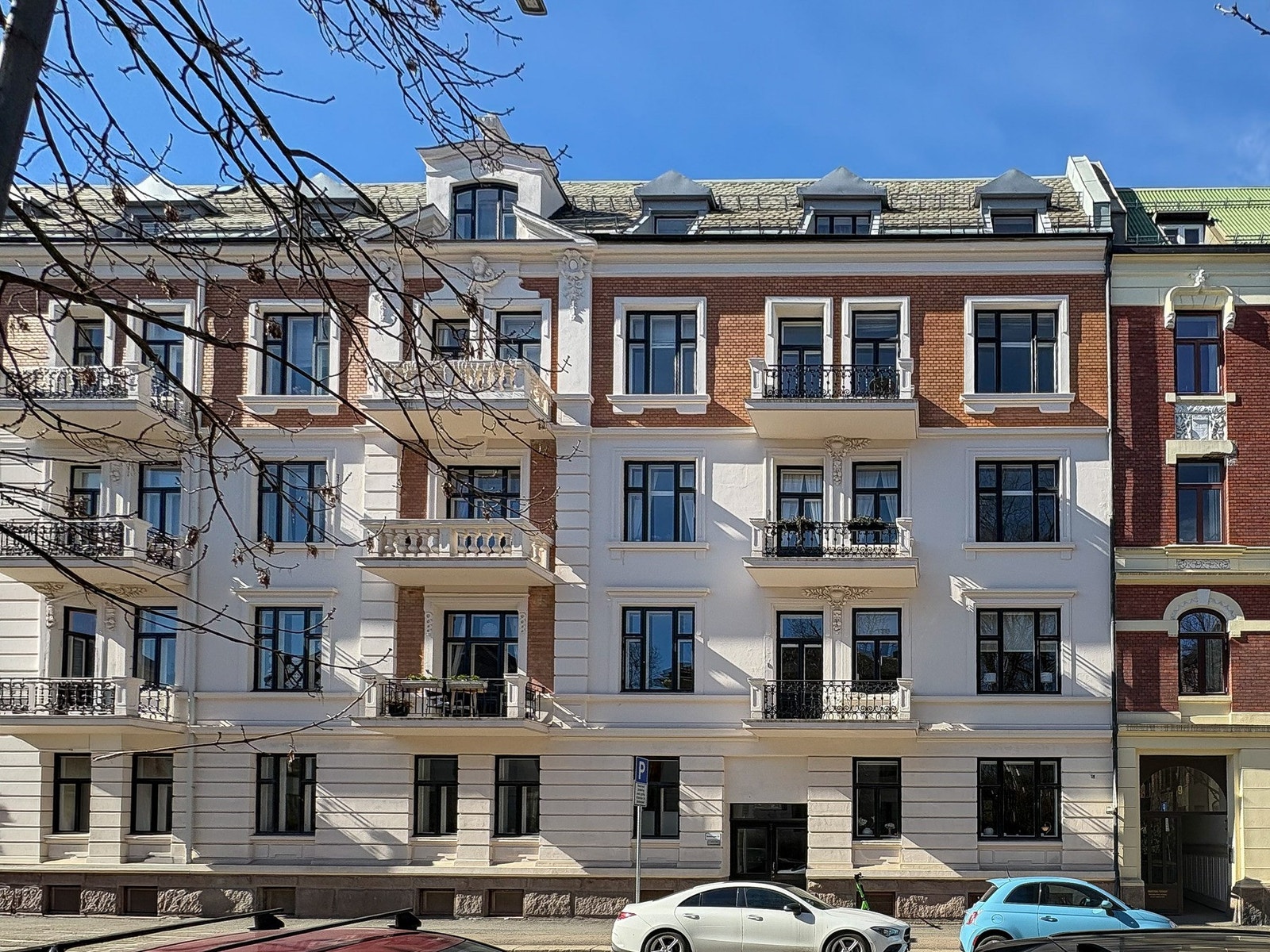 Leiligheten ligger i en svært høy 1. etg uten noen naboer på noen sider av leiligheten. Galleribilde