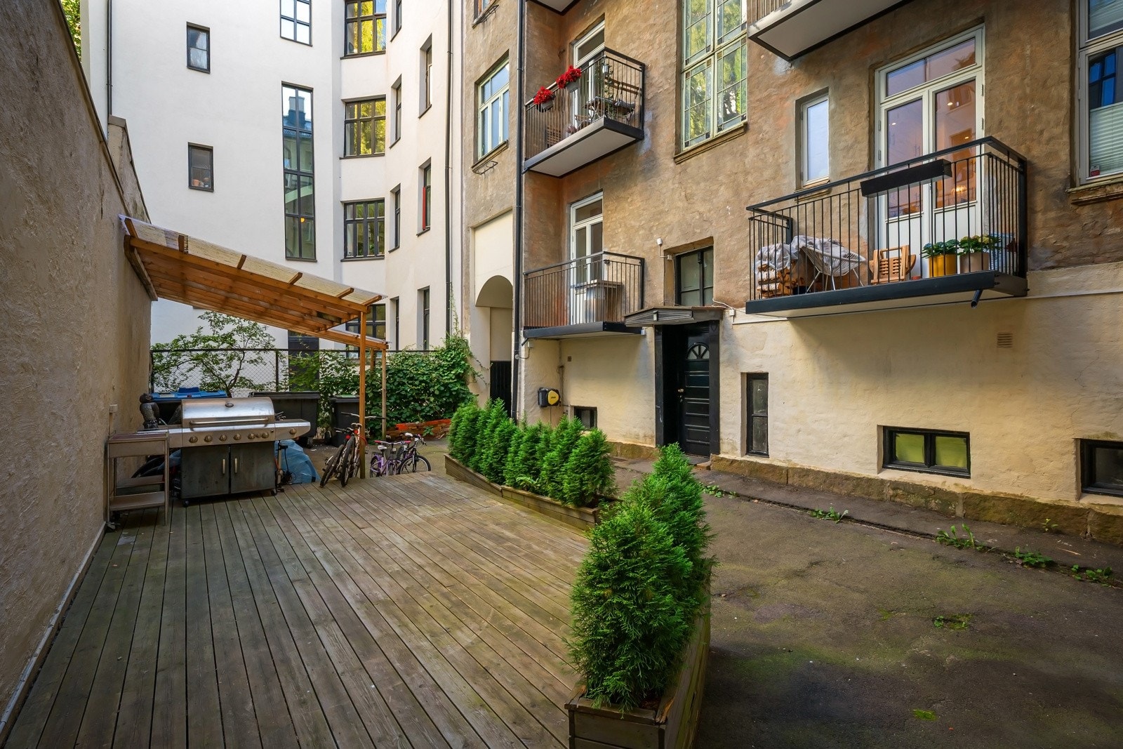 Indre gårdsrom er opparbeidet med overbygd sykkelparkering og en terrasse. Galleribilde