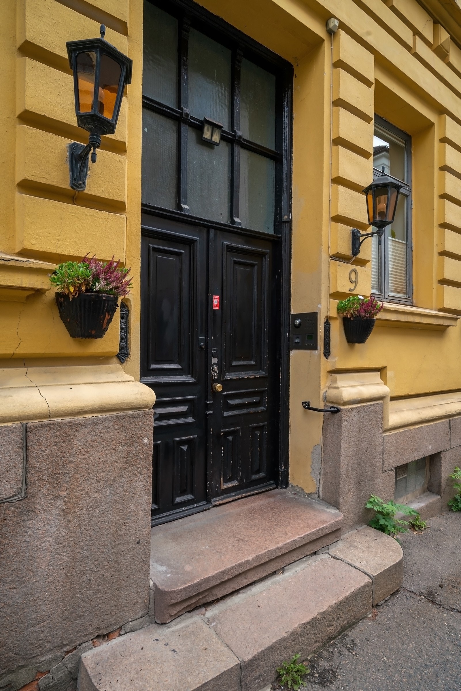 Leiligheten ligger i en ærverdig bygård fra 1895 med original, gul fasade og ornamenter. Det ble lagt ny taktekking i 2025. Galleribilde