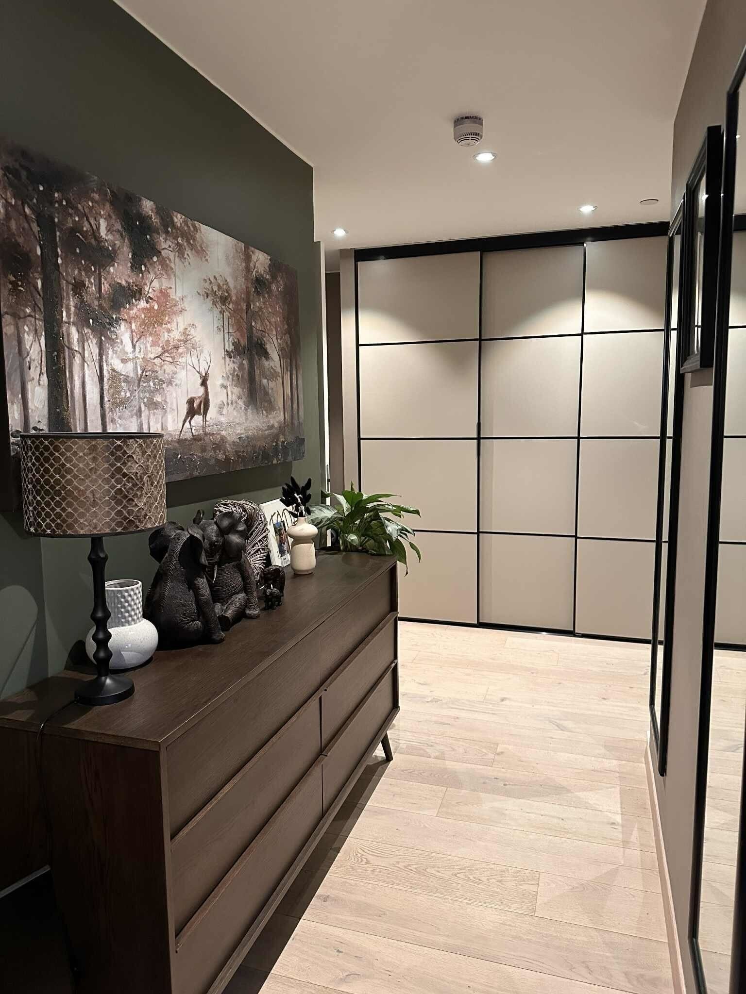 Gangen har en romslig innebygget garderobe og gode oppbevaringsmuligheter. Galleribilde