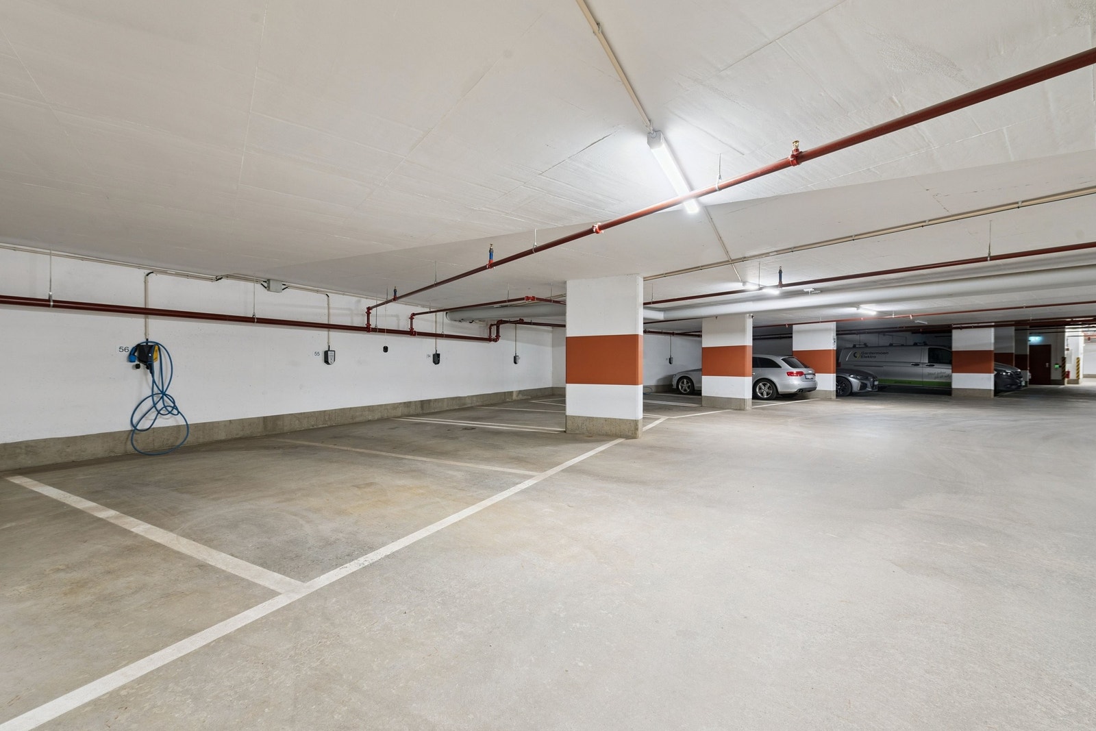 Egen privat garasjeplass er inkludert i felles garasjeanlegg med lademulighet og inngang rett inn i bygget med heis. Galleribilde
