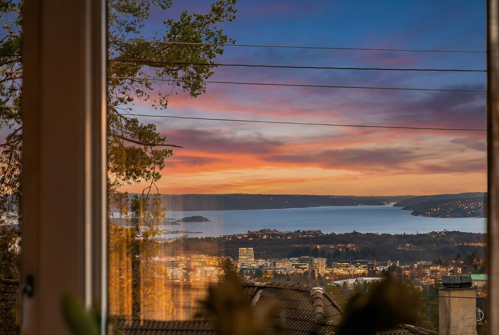 Kveldsstemning fra spisestue. Galleribilde