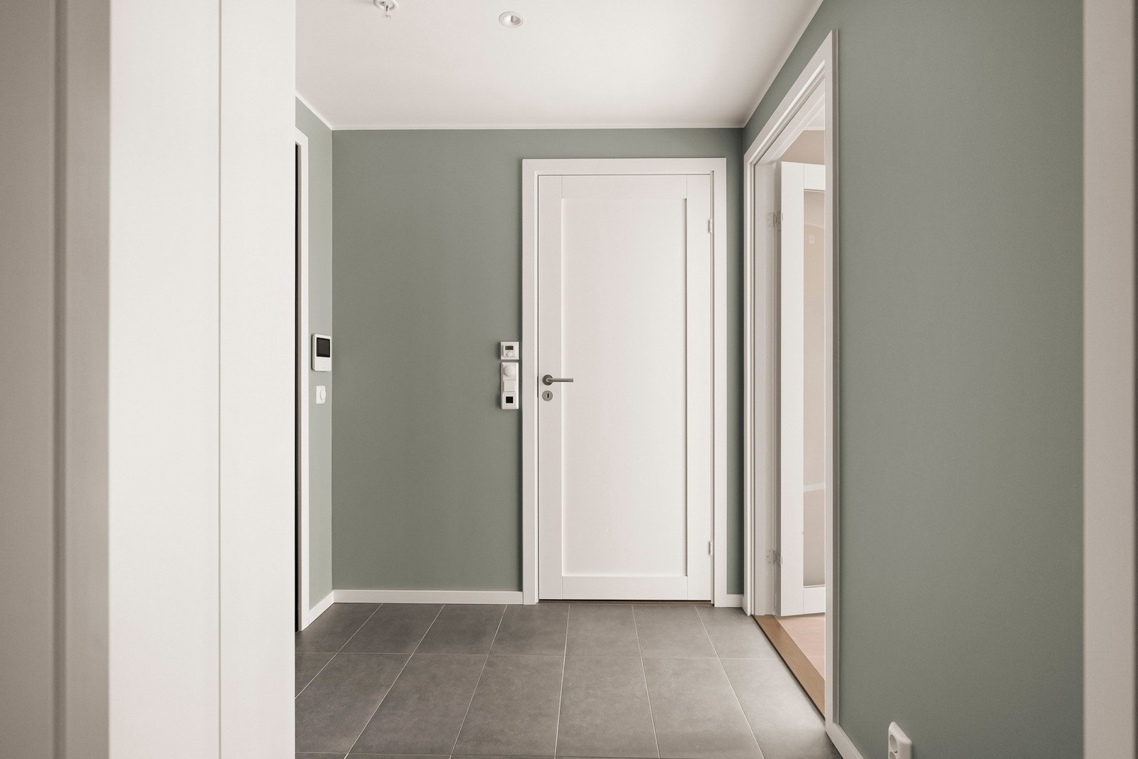 Entréen er malt i en moderne grønnfarge som gir et innbydende førsteinntrykk av boligen. Downlights i himling. Galleribilde