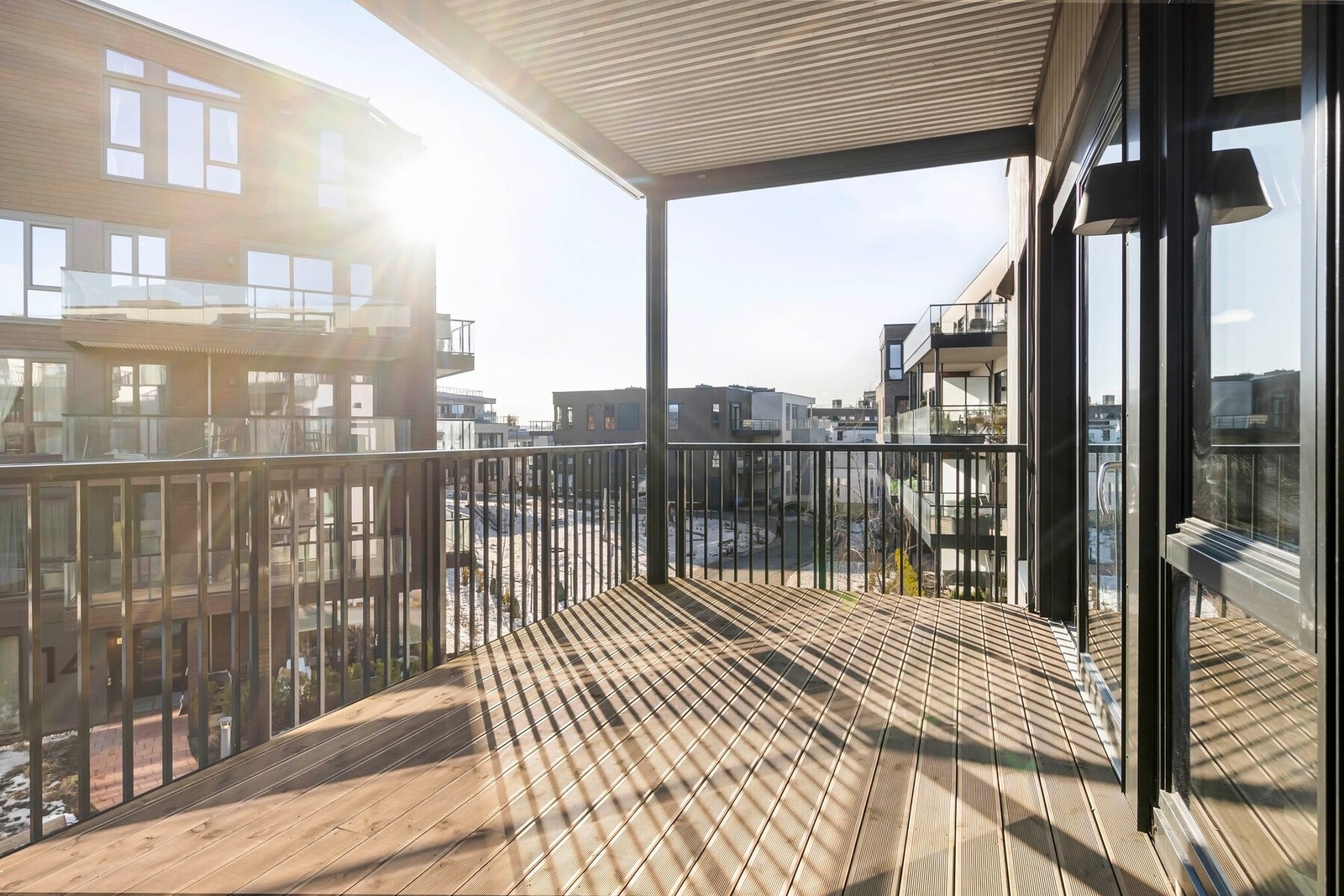 Den overbygde balkongen blir en naturlig forlengelse av stuen i sommerhalvåret. Galleribilde