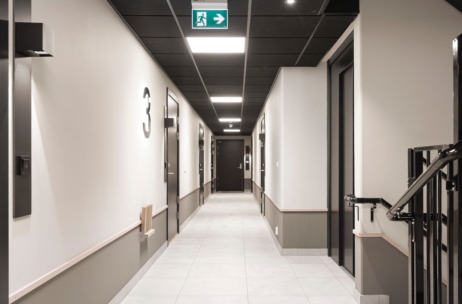 Legg merke til den nedfellbare sittebenken til når du venter på heisen. Galleribilde