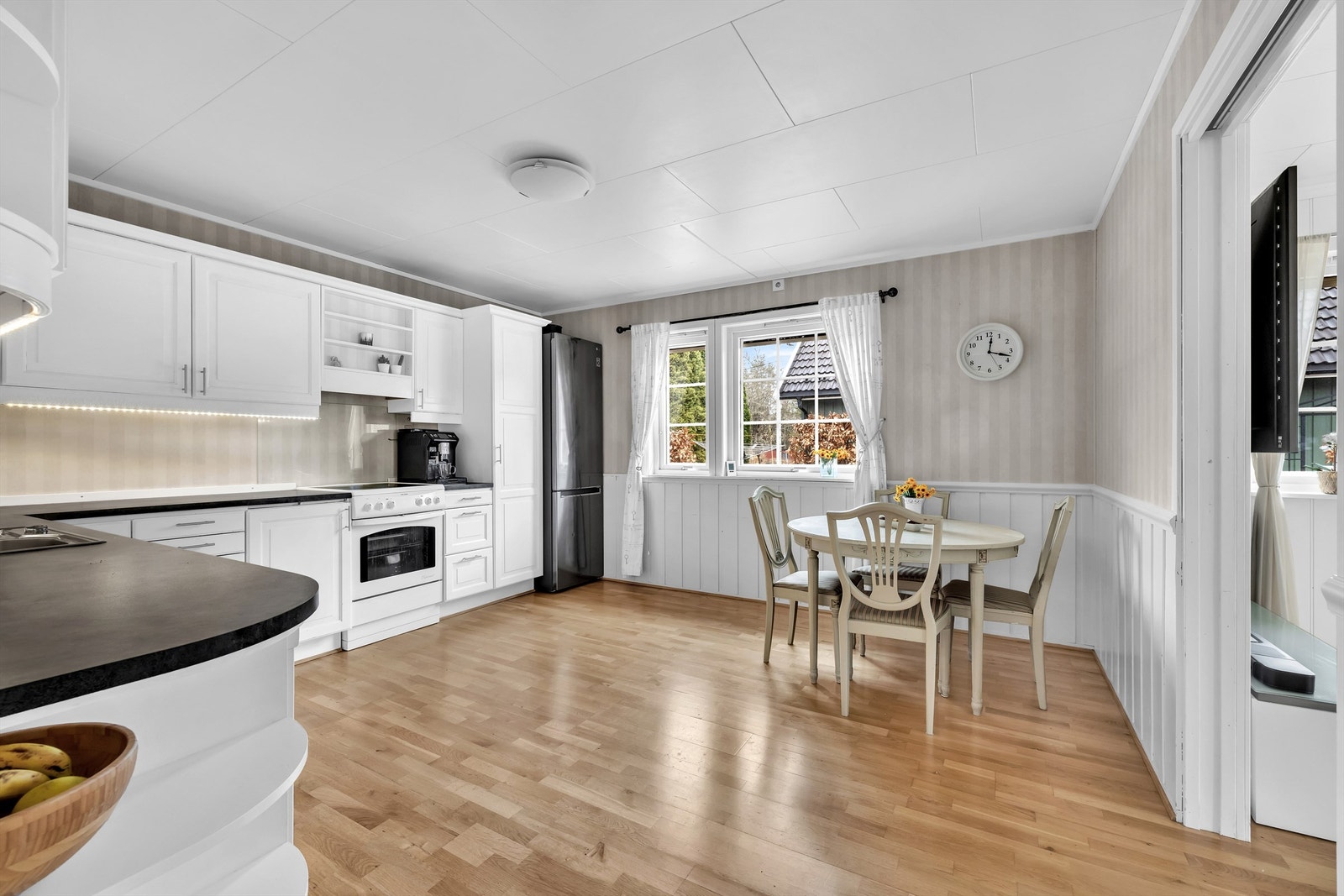 Boligen har separat kjøkken av god størrelse med plass til spiseplass. Galleribilde