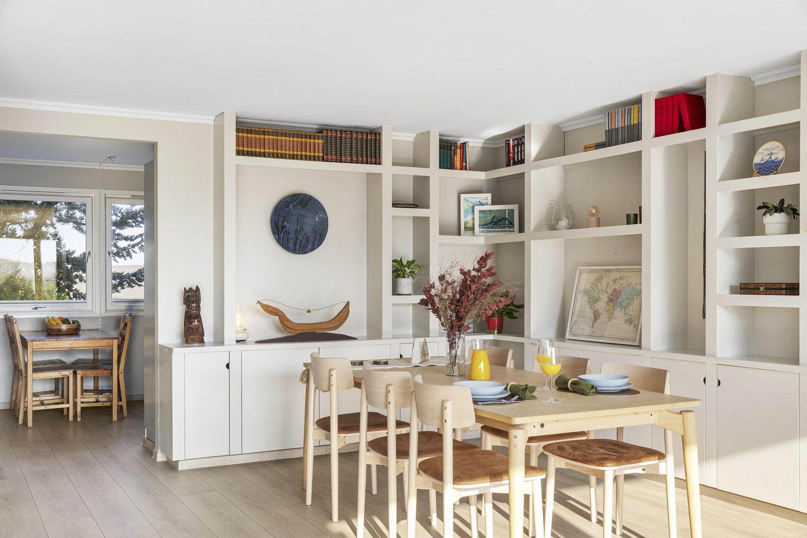 Her er det plass til spisegruppe både på kjøkkenet og i stuen. Galleribilde
