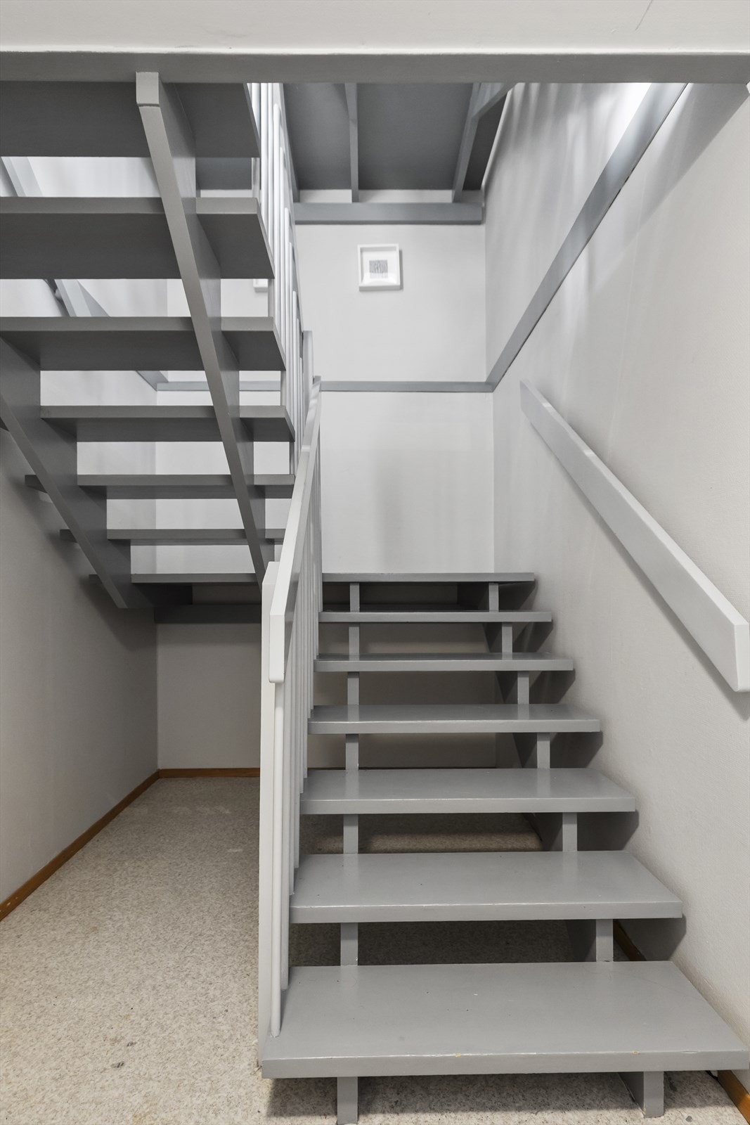 Trappen ned til underetasjen, som har egen inngang og fleksible bruksmuligheter. Galleribilde