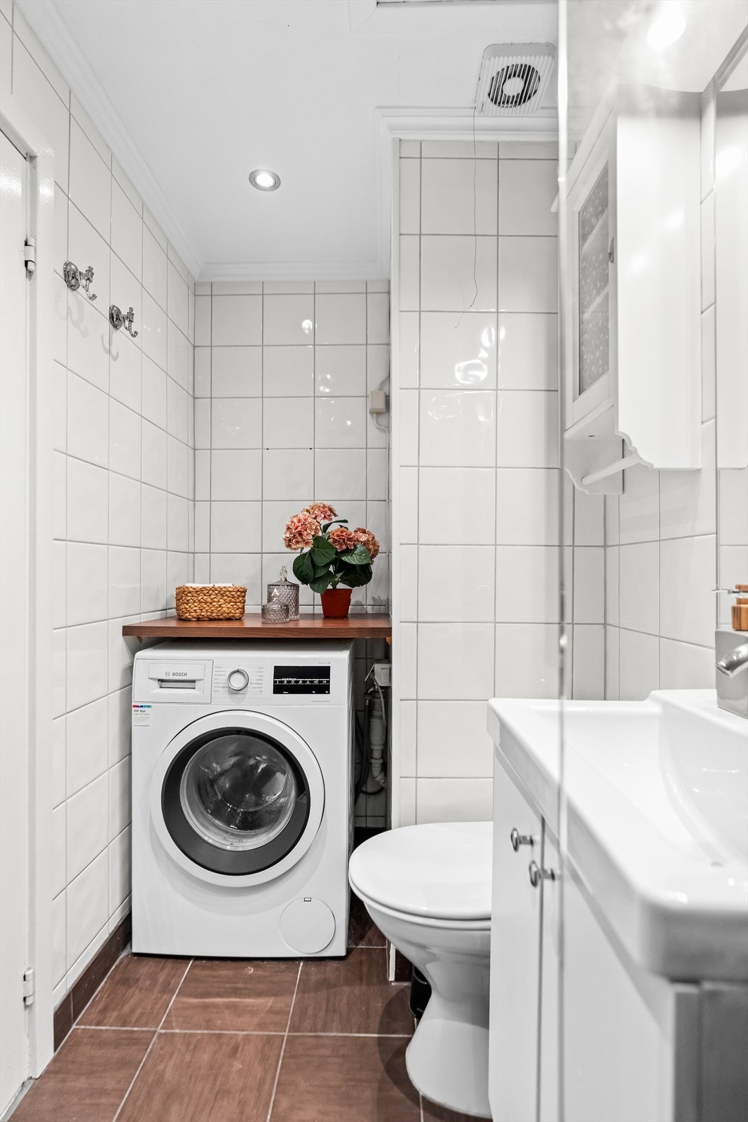 Badet har en funksjonell planløsning med servantskap, speil og god belysning. Downlights i himlingen gir et moderne preg. Galleribilde
