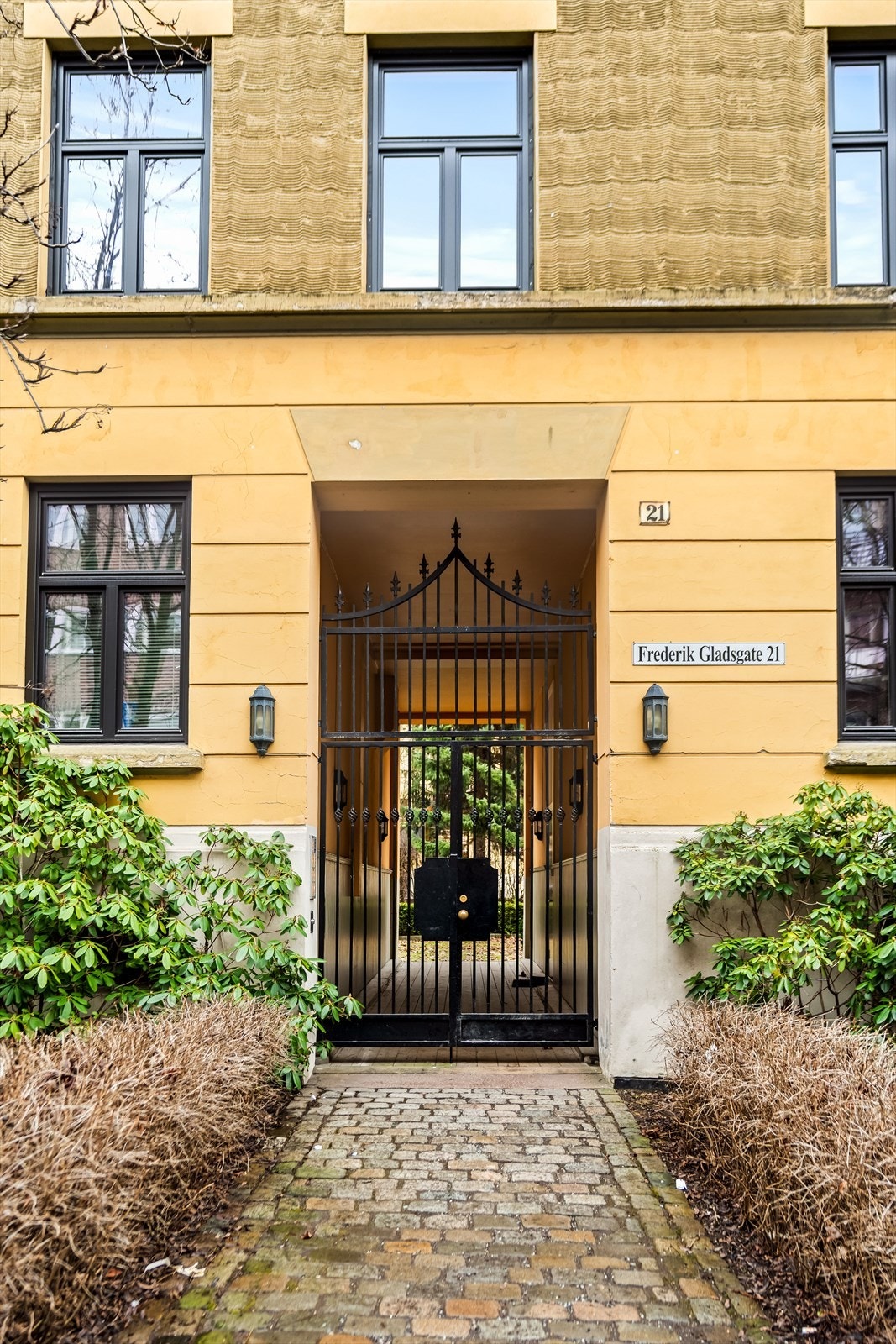Klassisk bygårdspreget fasade med sjarmerende inngangsparti. En bolig med både karakter og sentral beliggenhet. Galleribilde
