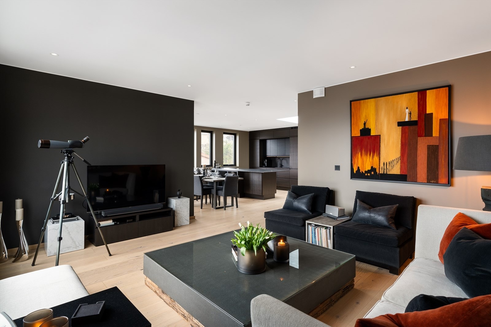 Stue / kjøkken ligger i åpen løsning og måler totalt 61m². Rommene er inndelt i flere soner og rikelig med møbleringsmuligheter. Galleribilde
