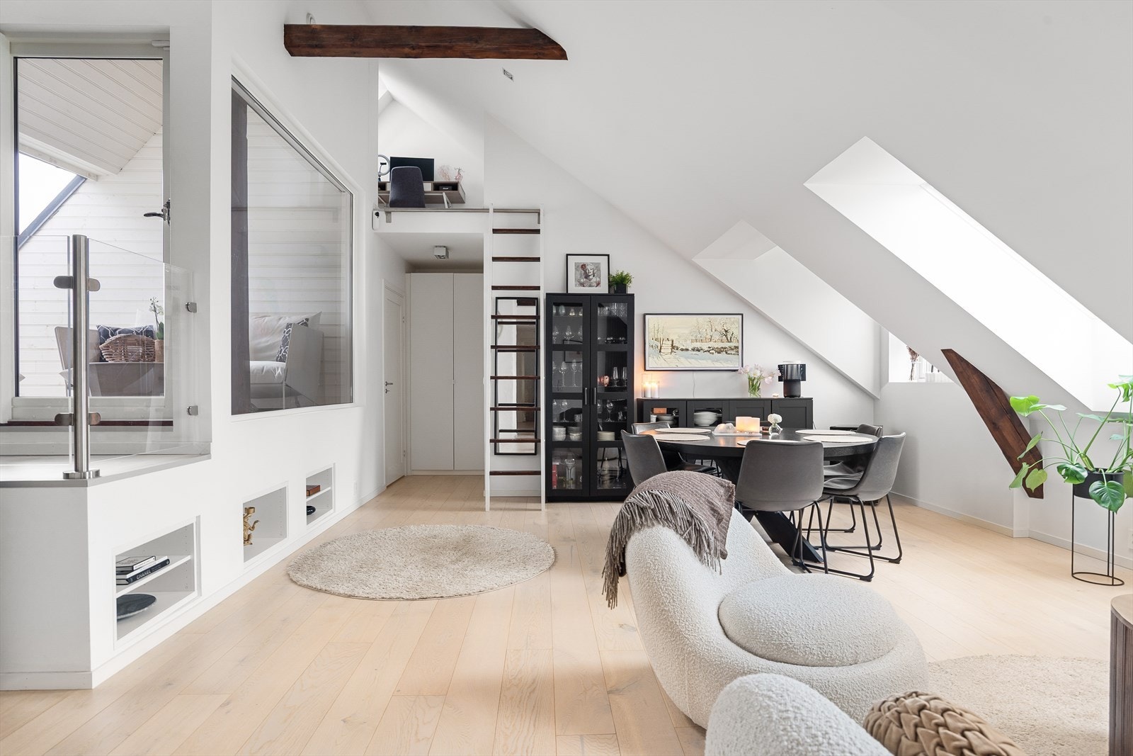 Lyst og lekkert 1-stavs parkettgulv med underliggende varme. Galleribilde