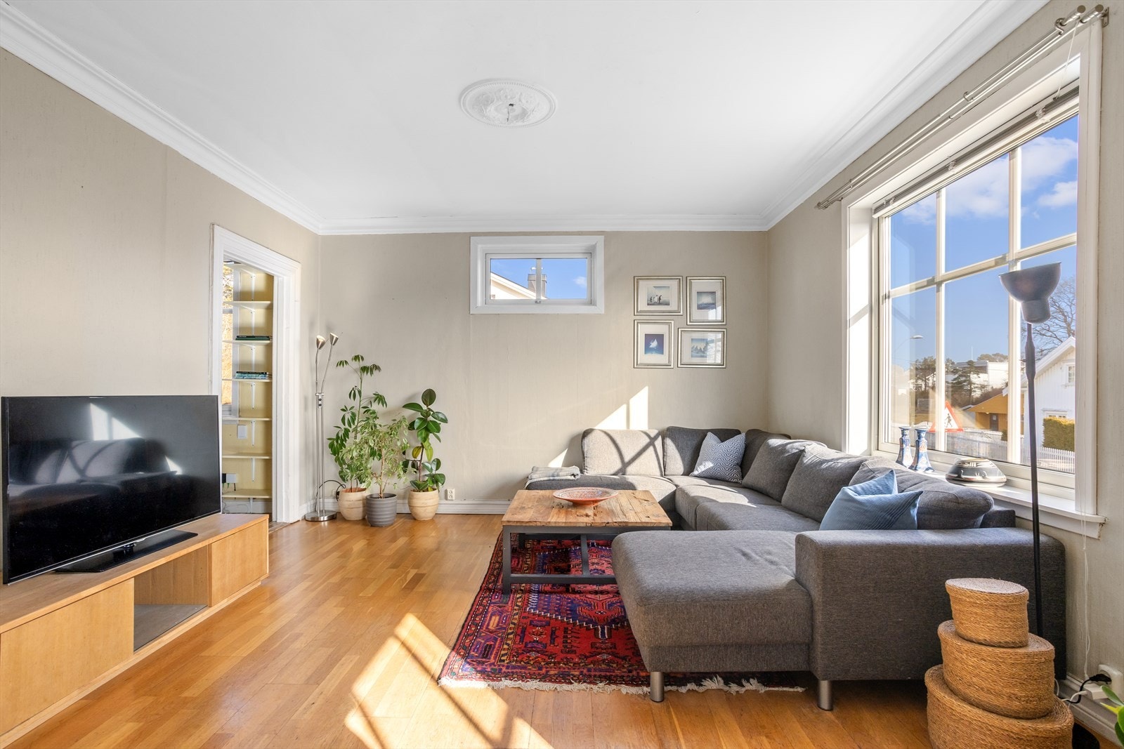 Her er det plass til sofa, bord og tv benk. Galleribilde