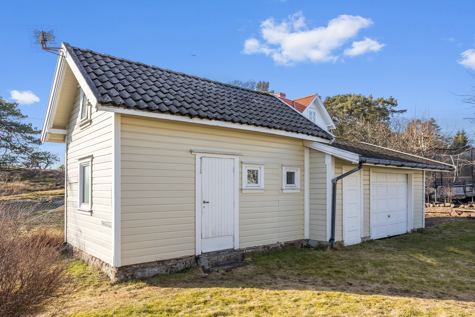 Anneks og garasjebygg. Galleribilde