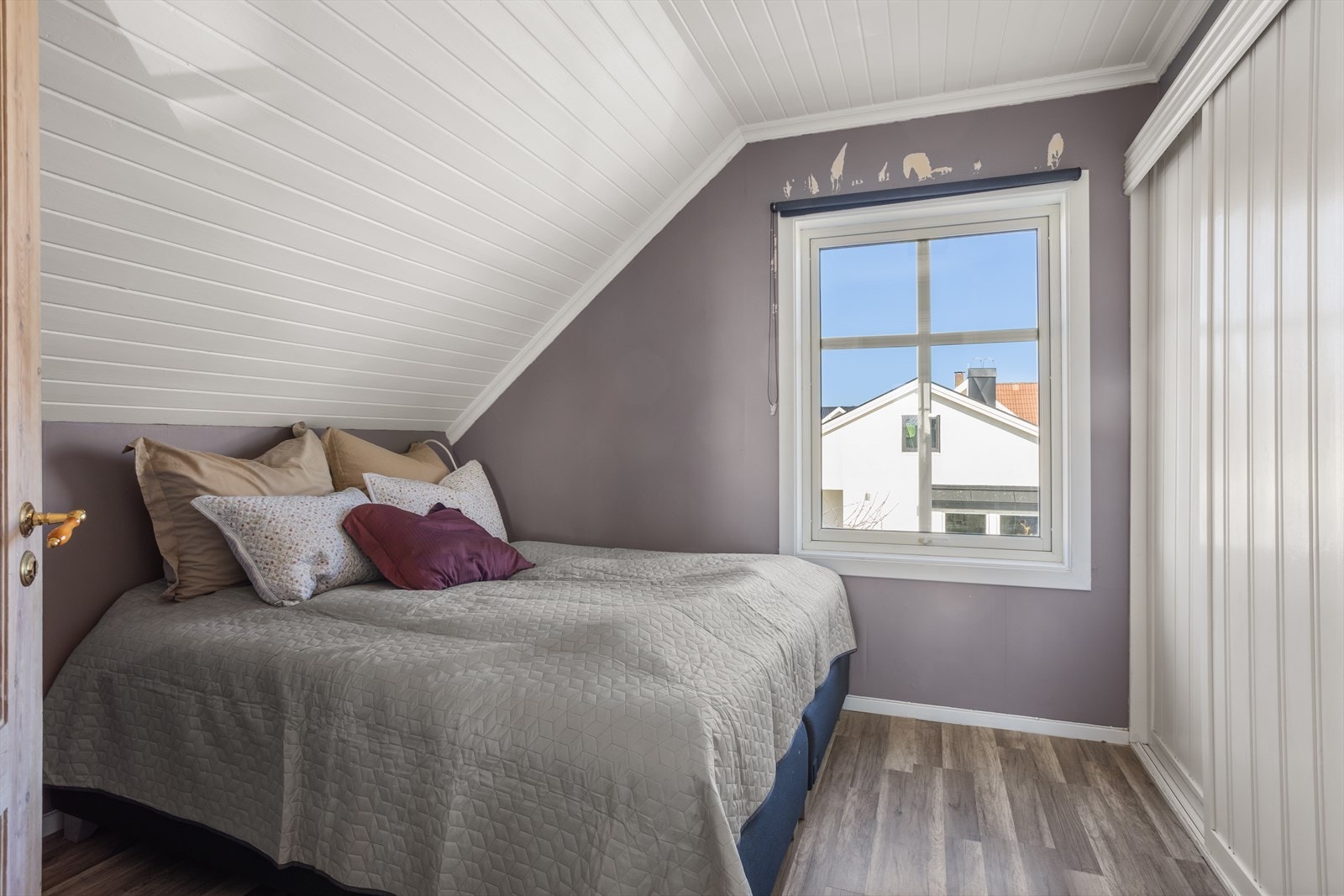 Her er det plass til dobbeltseng og nattbord. Det er skyvedørsgarderobe til å oppbevare klær. Galleribilde