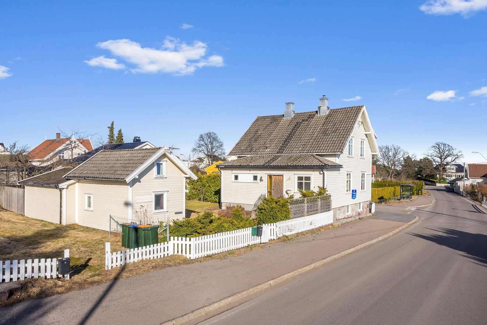 Det er en garasje og uthus på eiendommen, kort vei til bussholdeplass. Galleribilde