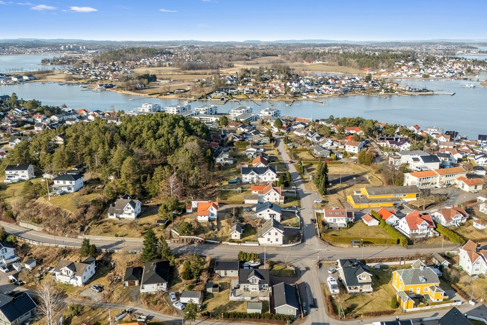 Det er ca 14 min med bil til Tønsberg stasjon, Sandefjord Lufthavn Torp er ca 35 min unna med bil. Galleribilde