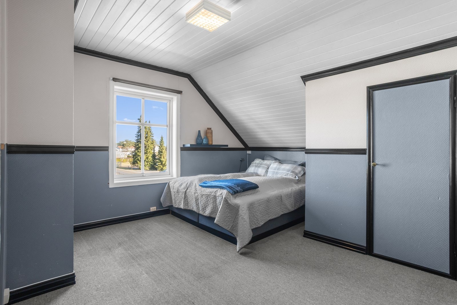 Her er det skråtak og plass til dobbeltseng. Smart lite walk-in-closet. Galleribilde