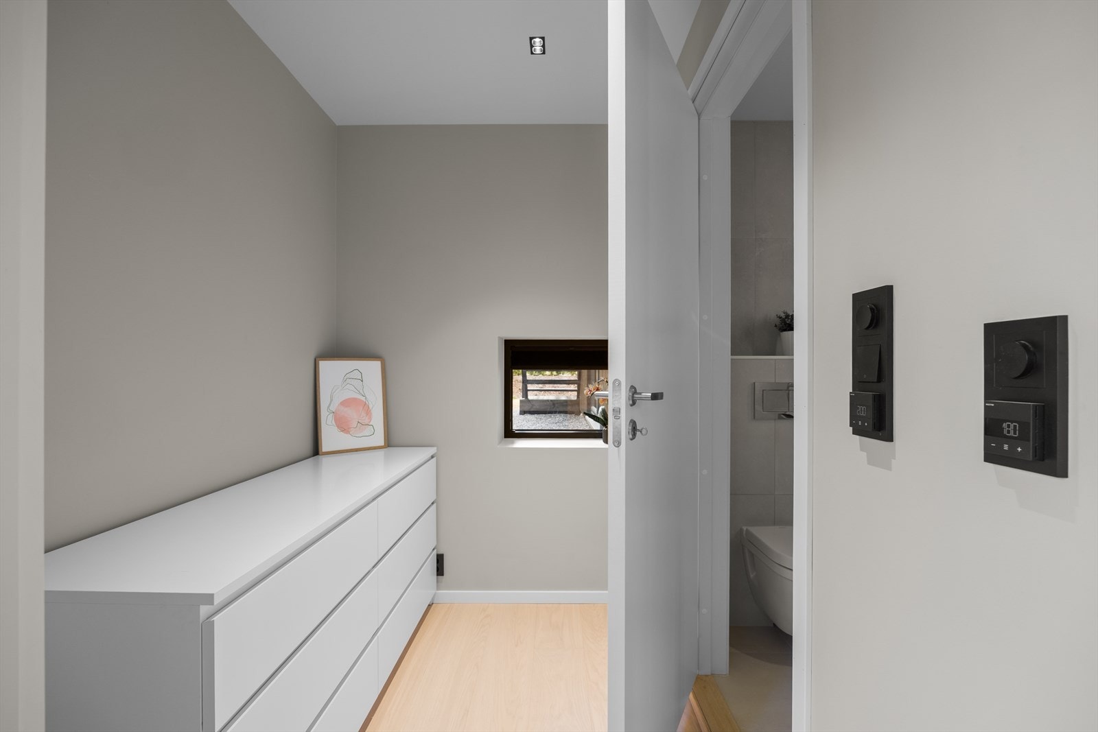 Bod inn forbi kjellerstuen har god plass til oppbevaring. Galleribilde