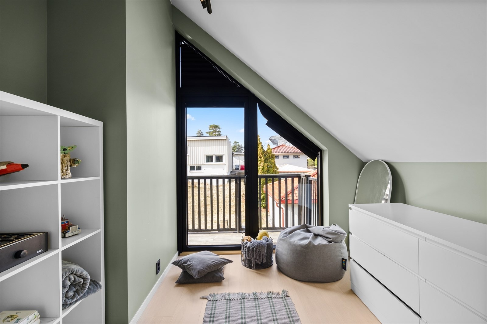 Fra dette soverommet er det utgang til en privat, vestvendt balkong på ca. 4 m². Galleribilde