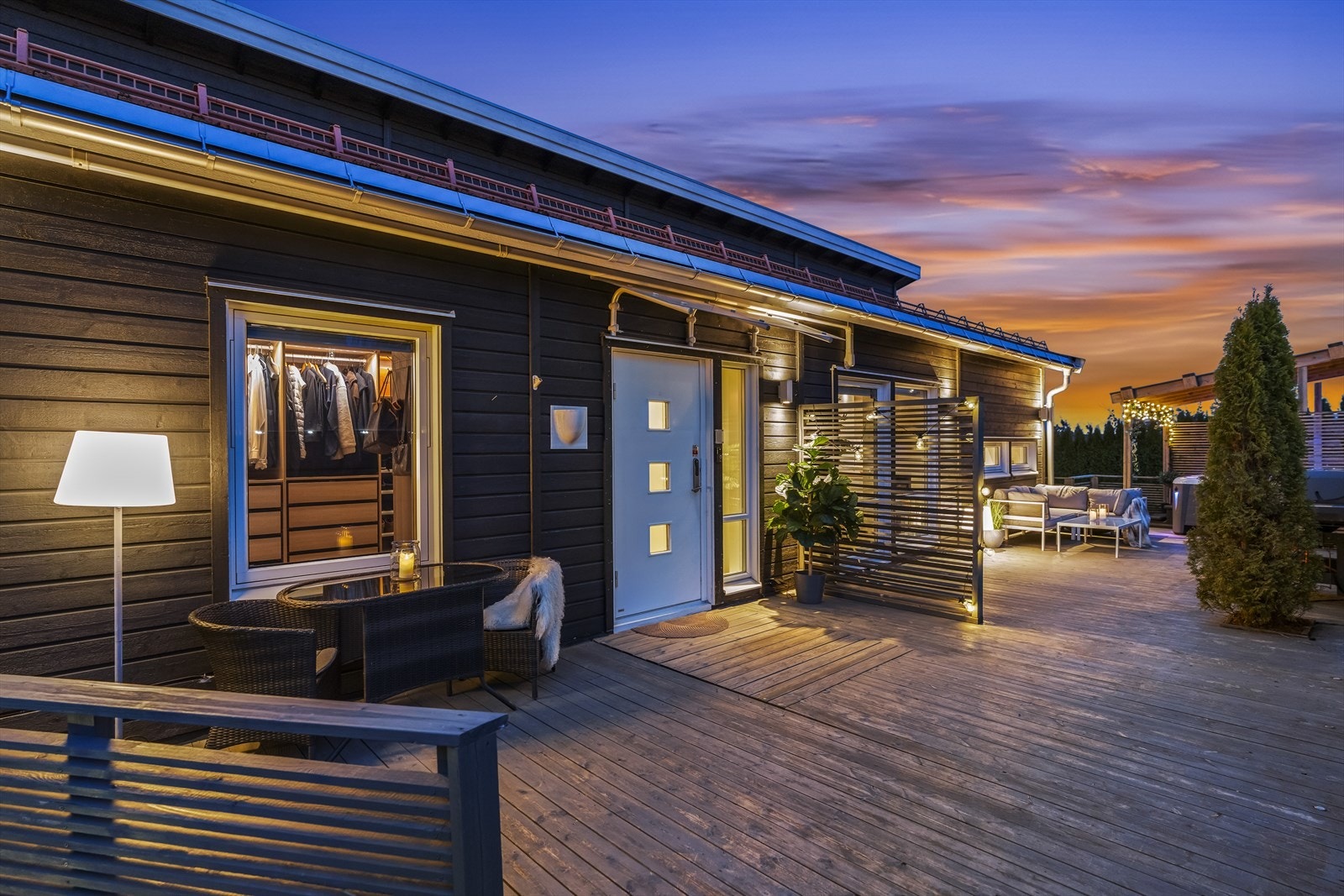 Stor terrasse med flere soner - perfekt for lange sommerkvelder. Galleribilde