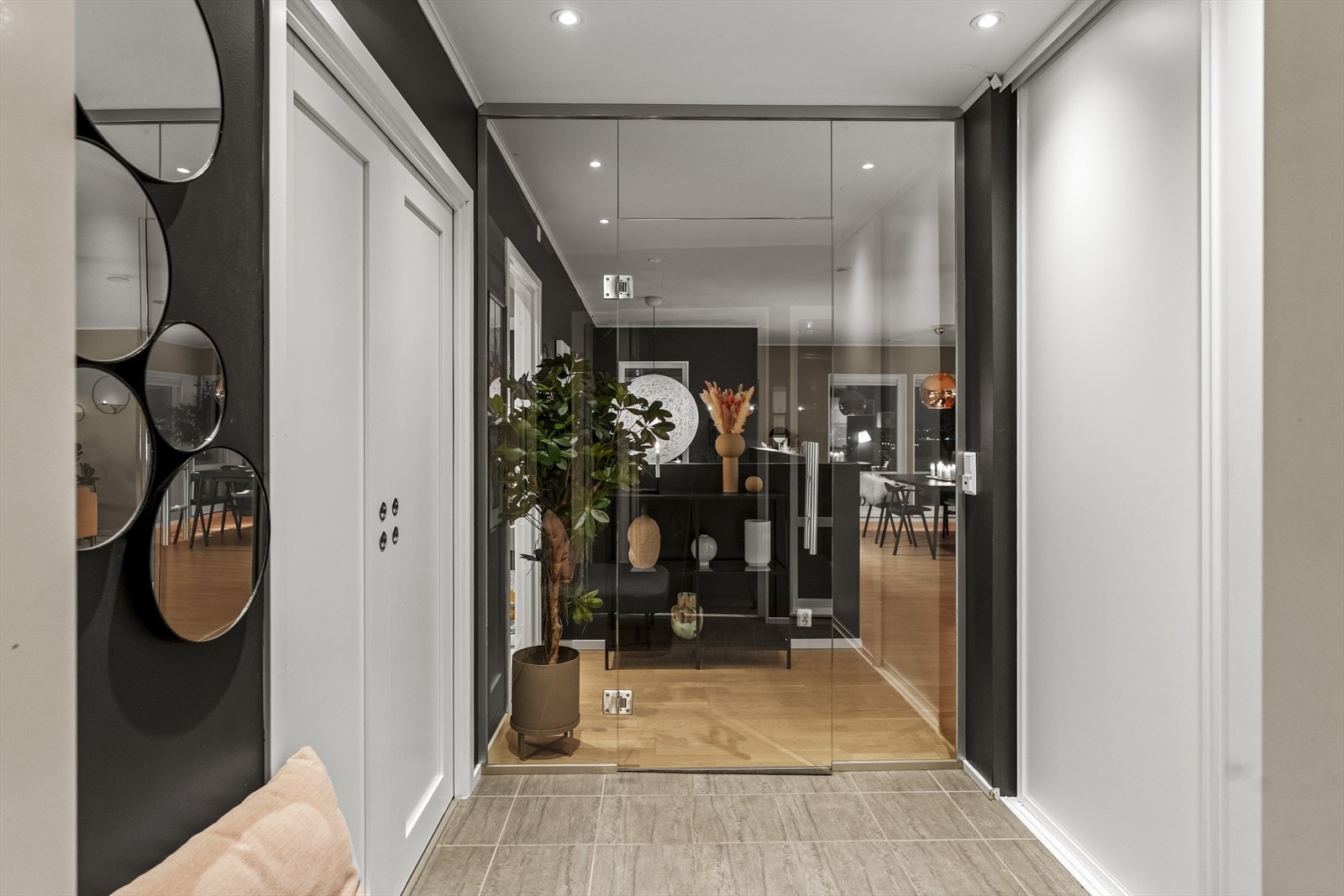 Innbydende entré med moderne uttrykk og gode oppbevaringsmuligheter. Galleribilde