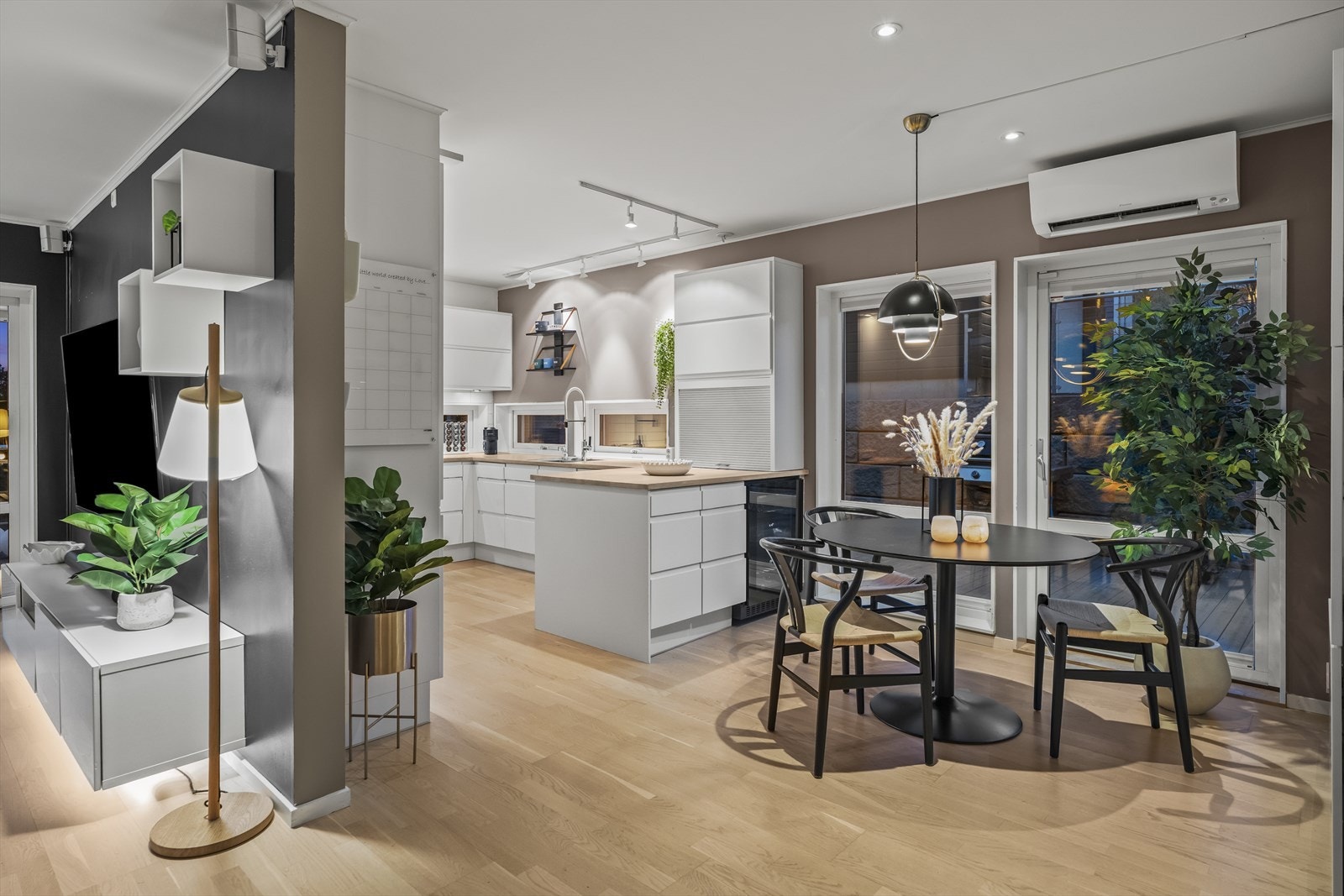 Kjøkken og spiseplass i harmonisk samspill, perfekt for uformelle middager. Galleribilde