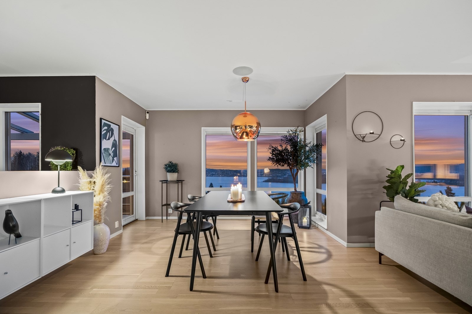 Spisestue med naturlig lysinnslipp og nydelig utsyn, ideell for hyggelige middager. Galleribilde