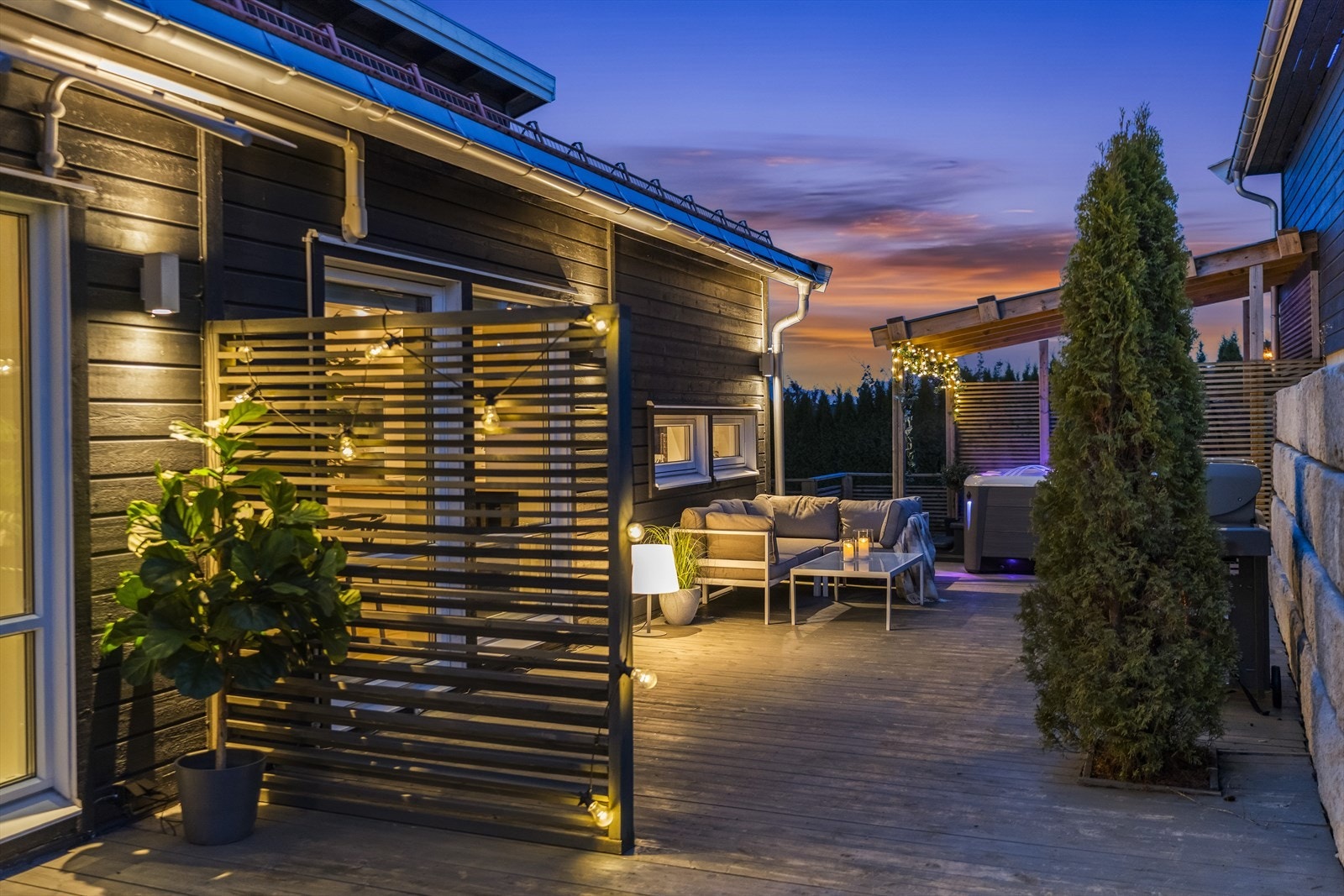 Terrassen har ulike soneinndelinger, og har god plass til flere sittegrupper. Galleribilde