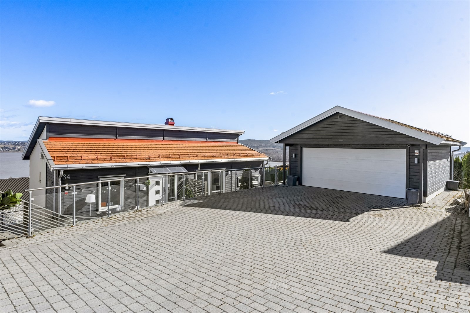 Romslig gårdsplass og dobbelgarasje med gode parkeringsmuligheter. Galleribilde